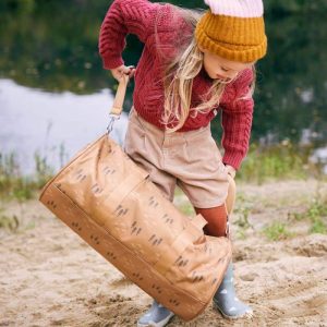 Fresk-Wochenendtasche Mädchen trägt die Tasche