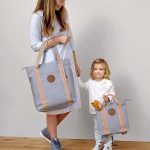 Lässig Baby Wickeltasche von Mama und Tochter getragen