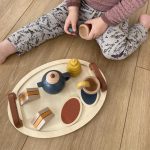 Teeservice mit Tablett Holzspielzeug von Magni Aps Kind spielt