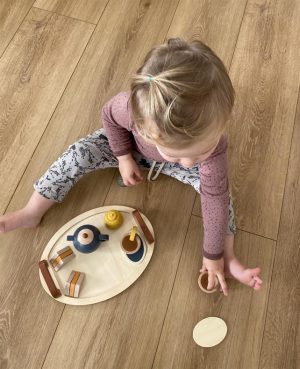 Teeservice mit Tablett Holzspielzeug von Magni Aps Kind spielt auf Boden