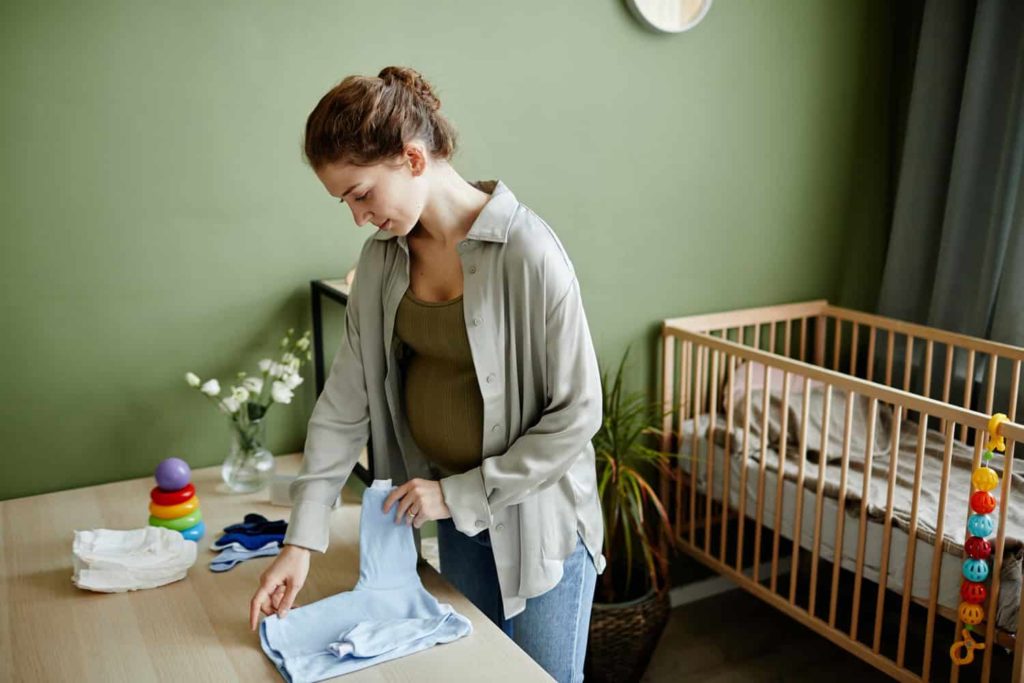 Ab wann Erstausstattung Baby kaufen eine Wickelkommode und das Bett sind sehr wichtig