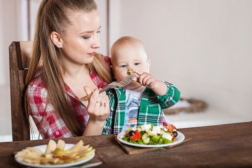 Baby Led Weaning Grundlagen Kind probiert