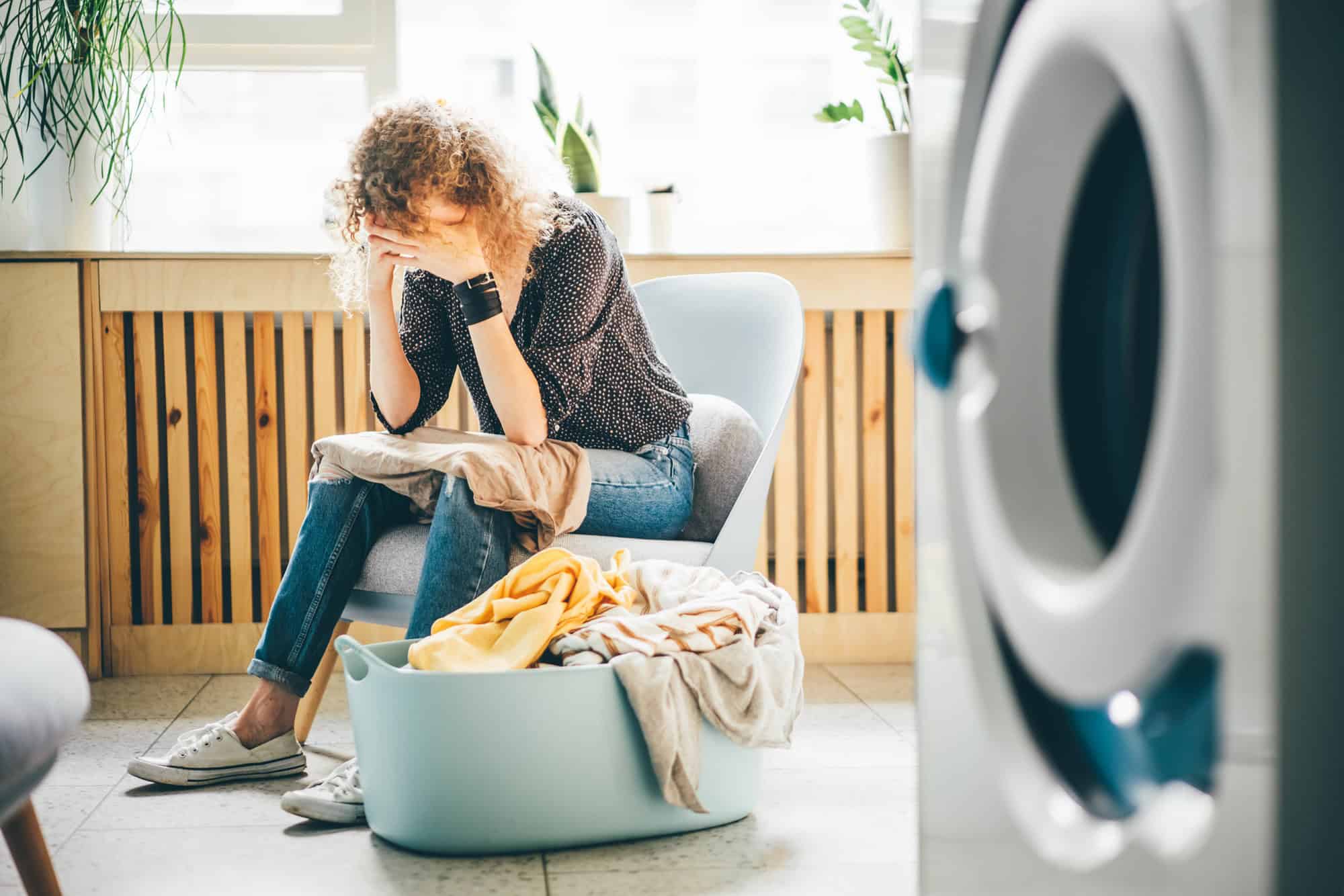 Deine Waschmaschine riecht muffig? Ursachen & 10 Lösungen für frischen Duft