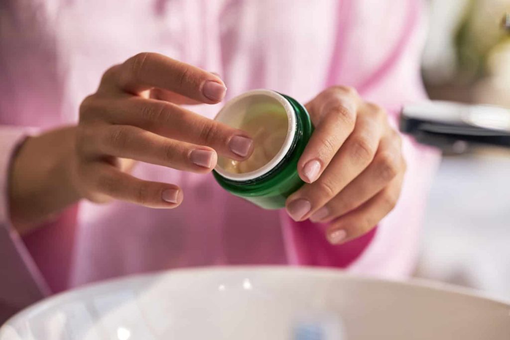 Zinksalbe für was? Anwendungsgebiete, Wirkung und Tipps zur richtigen Anwendung 2 Hilft Zinksalbe bei Pickeln oder Herpes wir erklären es Dir bei Wiladu