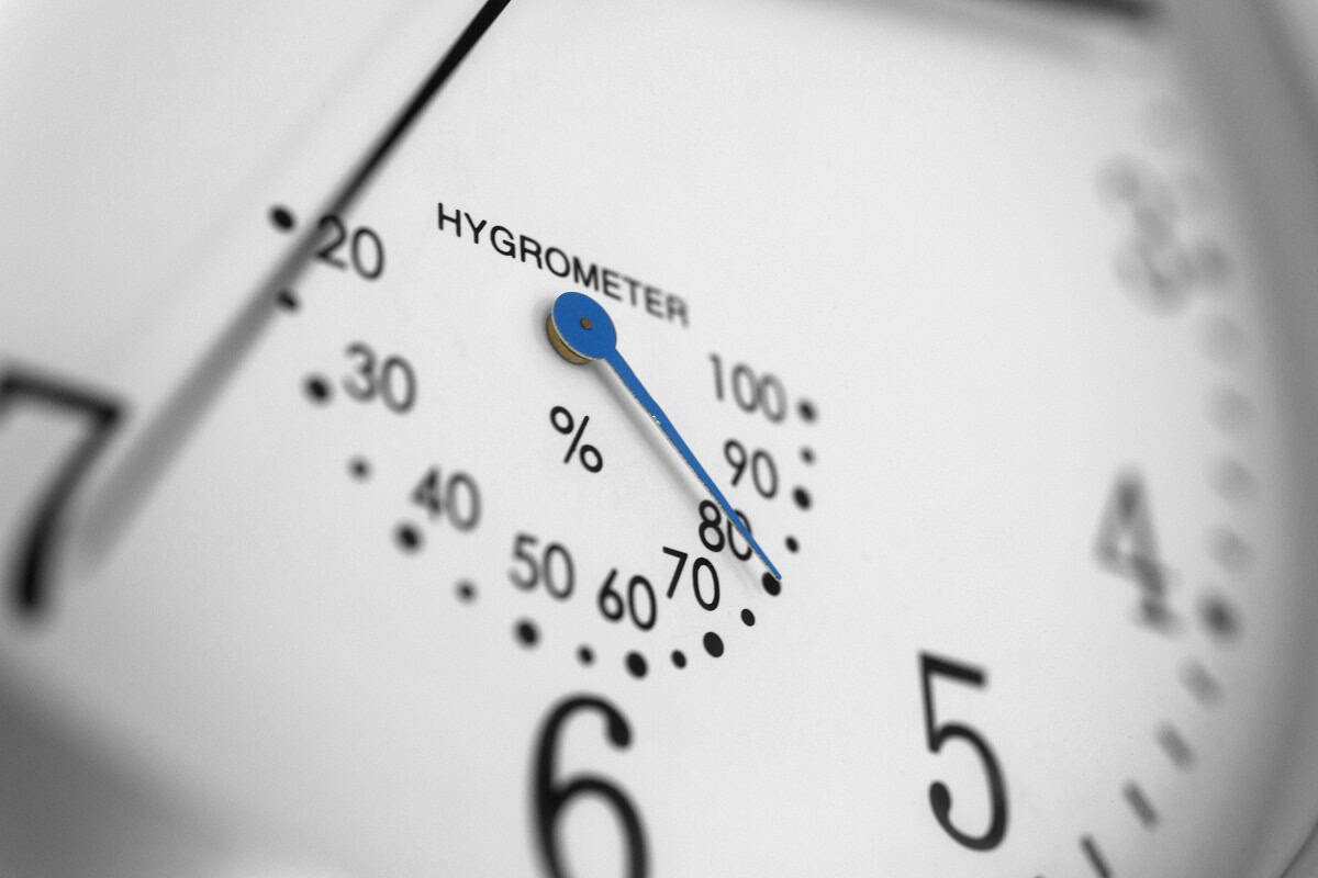 Hygrometer zeigt zu hohe Luftfeuchtigkeit im Schlafzimmer