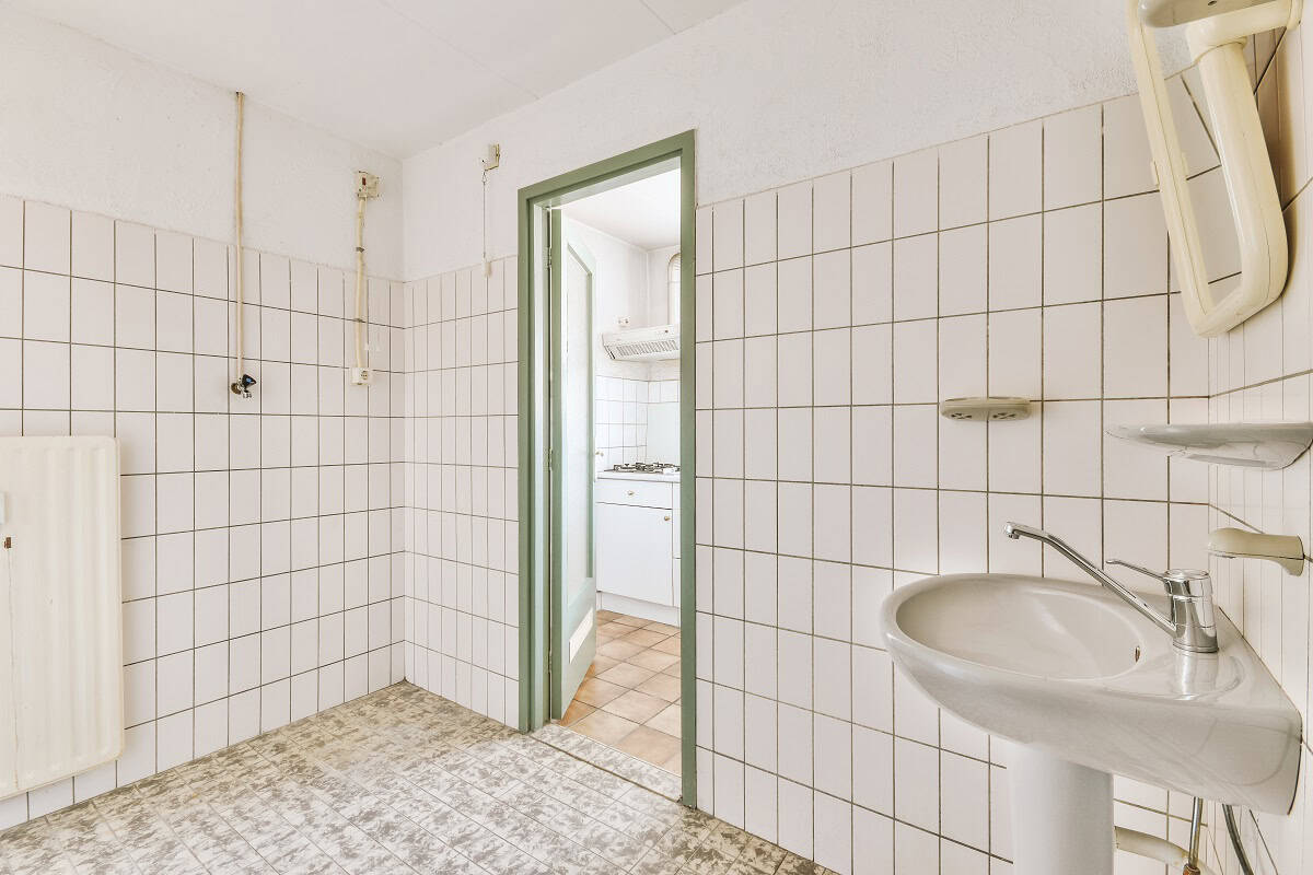 Muffiger Geruch im Badezimmer durch Schimmel hinter Silikonfugen