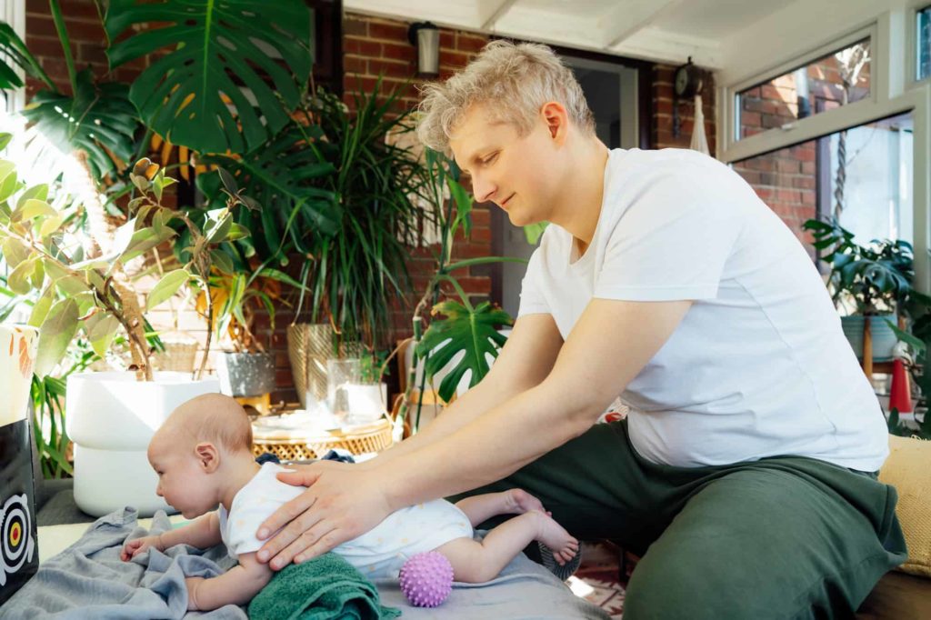 Eine Anleitung fuer eine Baby Massage findest du bei Wiladu