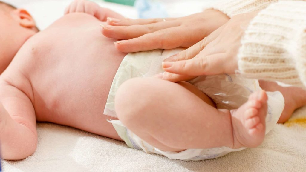 Windeln wechseln: Anleitung, Tipps und besondere Situationen