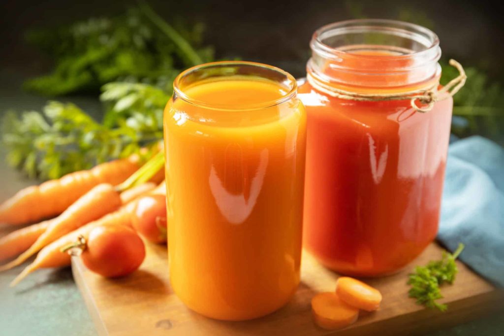 Eingetrocknete Fruchtsaftflecken mit Mineralwasser aus dem Teppich lösen