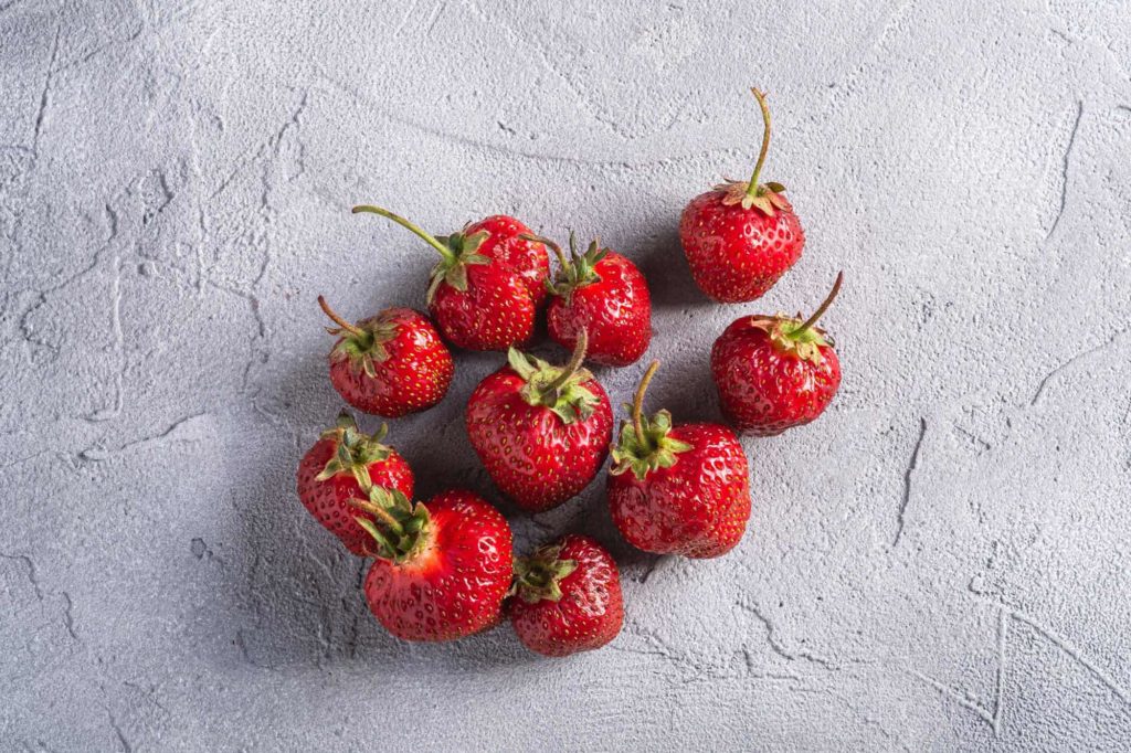 Erdbeerflecken entfernen aus Kleidung mit Zitronensaft Anleitung