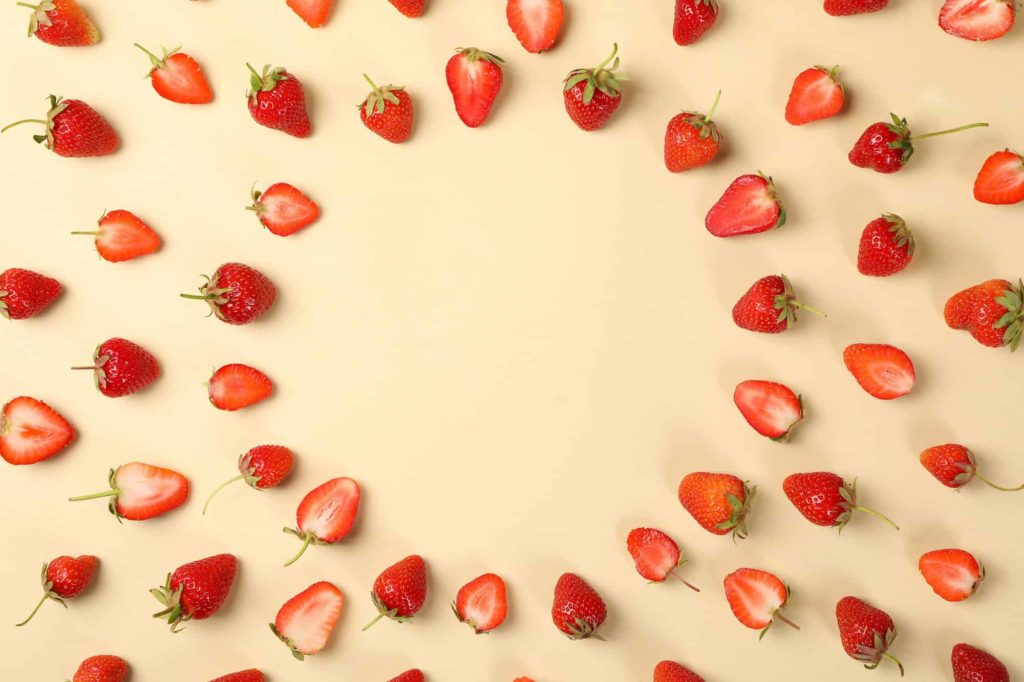 Hausmittel gegen rote Erdbeerflecken auf weißem T-Shirt Stoff