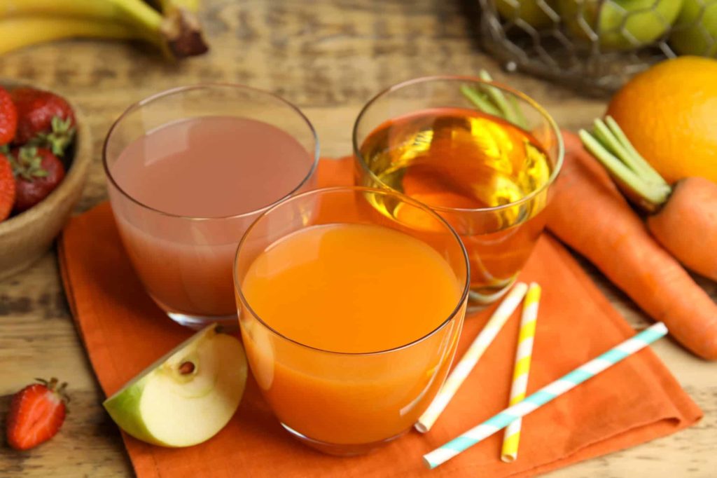 Orangenflecken und Mandarinenflecken aus weißer Kleidung mit Hausmitteln entfernen