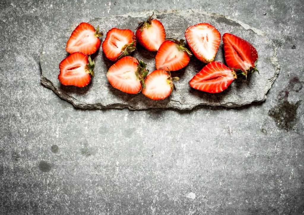 Vorher-Nachher Erdbeerflecken aus Stoff erfolgreich entfernt