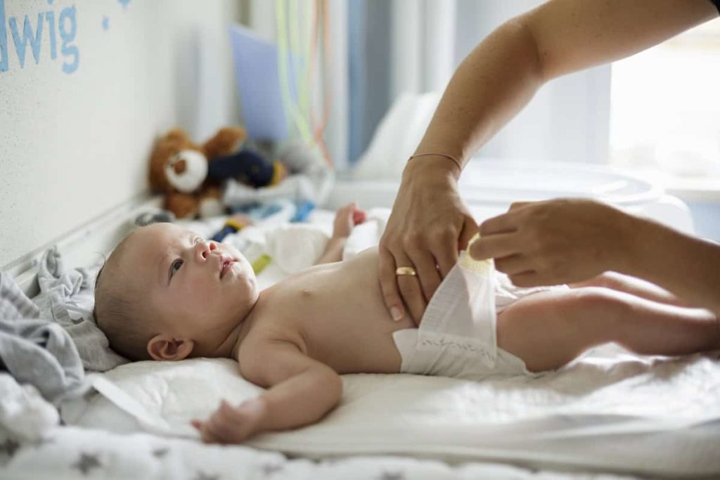Baby wird mit Stoffwindel gewickelt Windelcreme richtig einsetzen