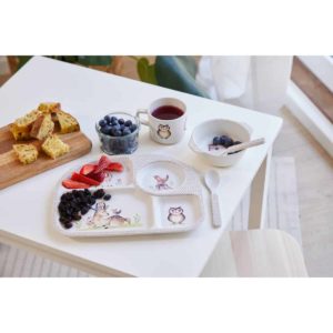 Waldtier-Ess-Set von Barbo Toys gedeckt auf einem Tisch mit Brot, Beeren und Obst